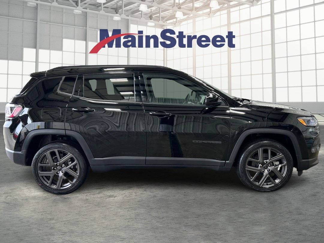 New 2026 Diamond Black Crystal Pearl-Coat Exterior Paint Jeep Latitude image 6