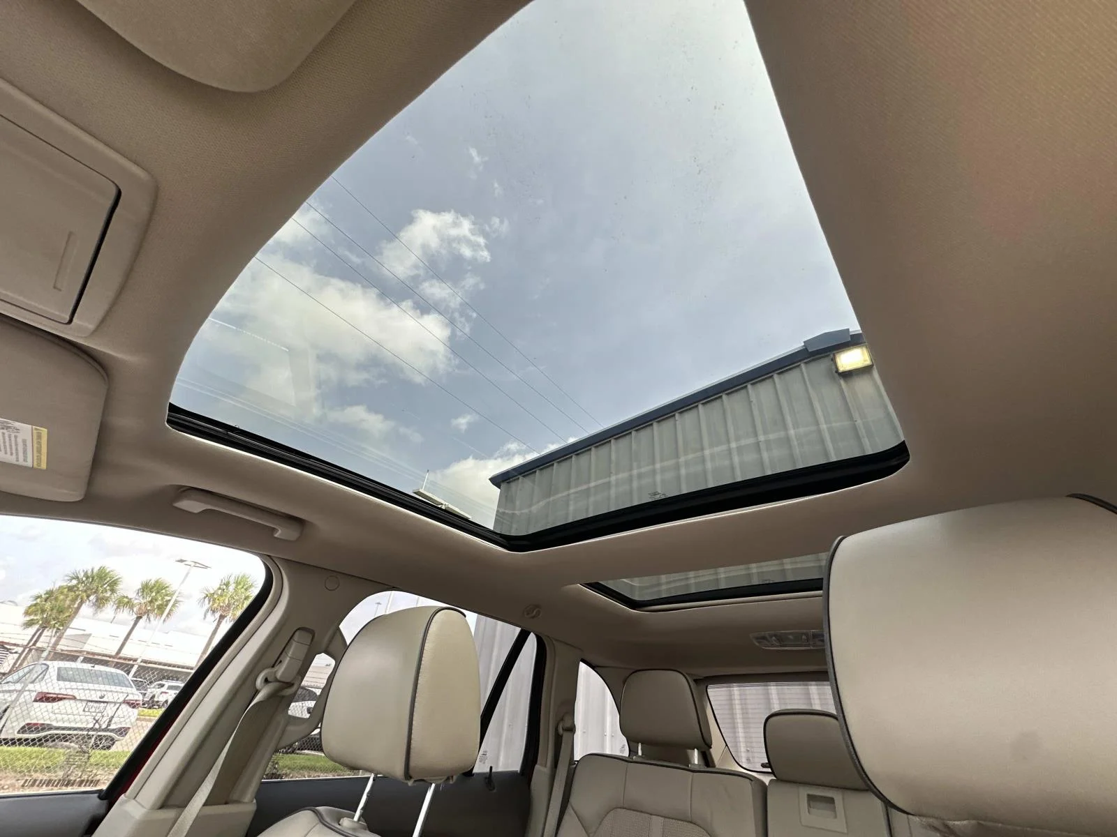Used 2013 Red LINCOLN FWD 4dr image 18