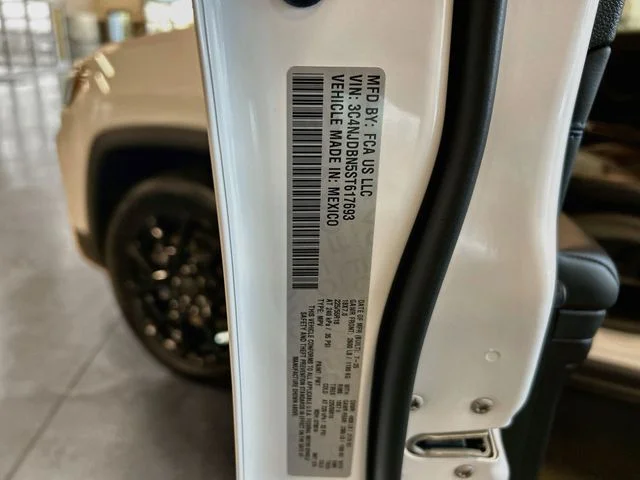 Used 2025 White Jeep Latitude image 43