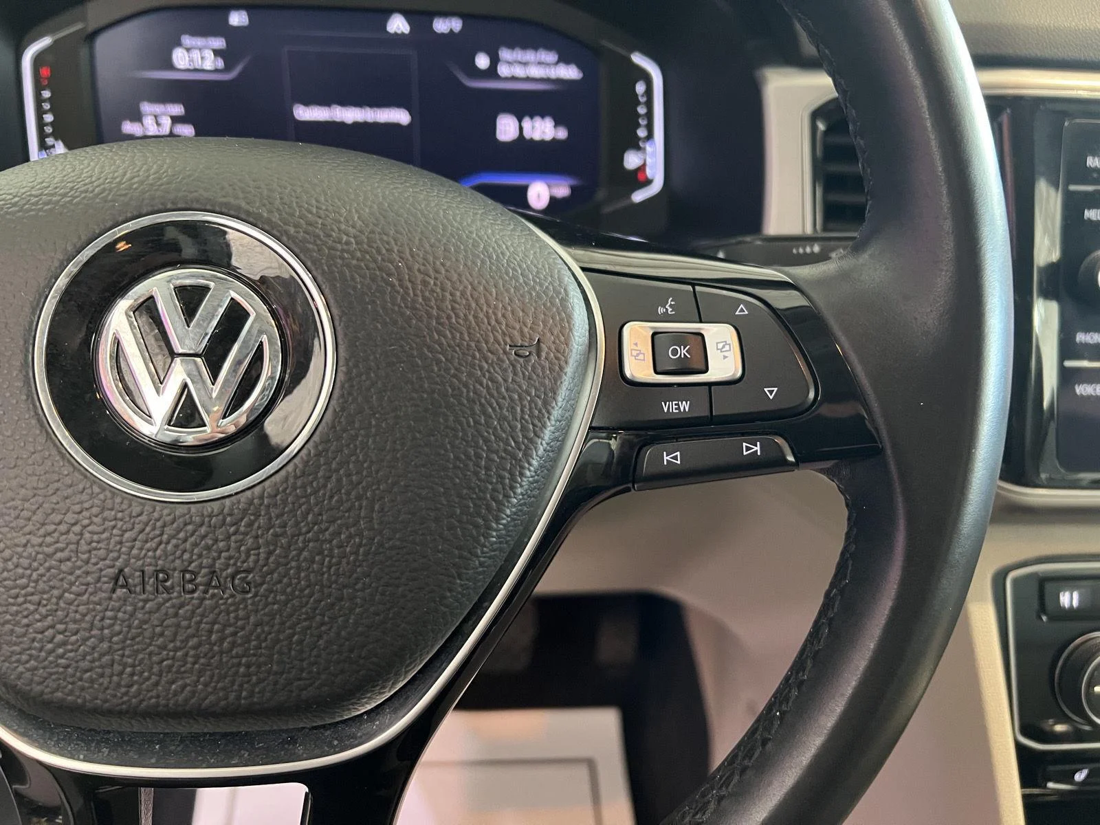 Used 2019 Pure White Volkswagen 3.6L V6 SEL image 24