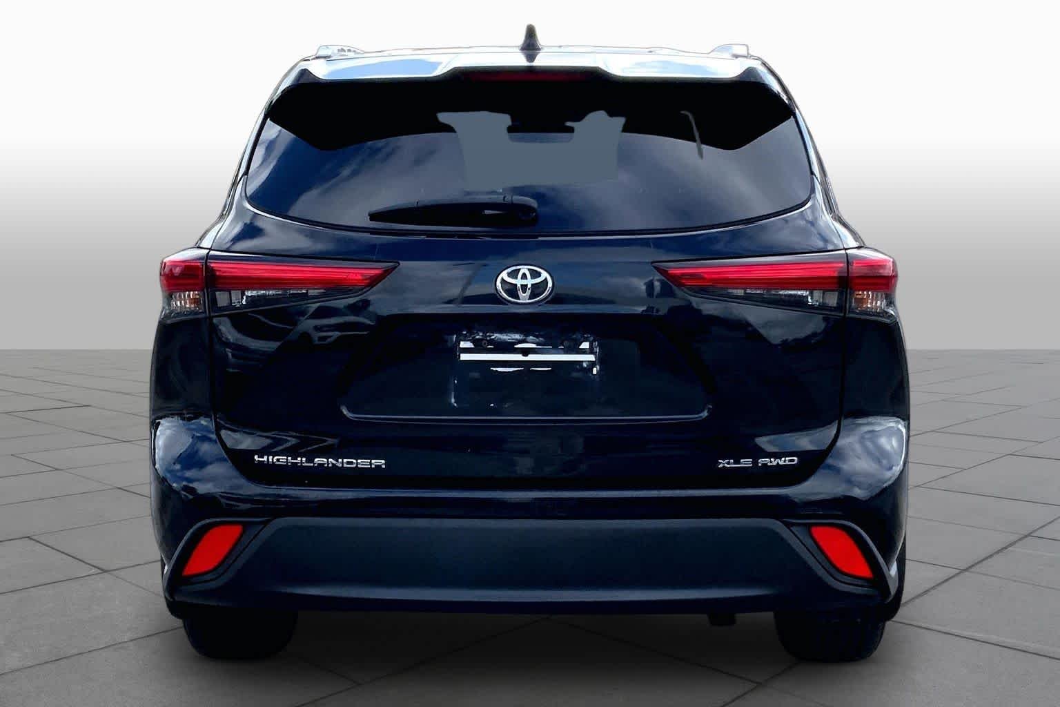 Used 2020 Midnight Black Metallic Toyota XLE image 5