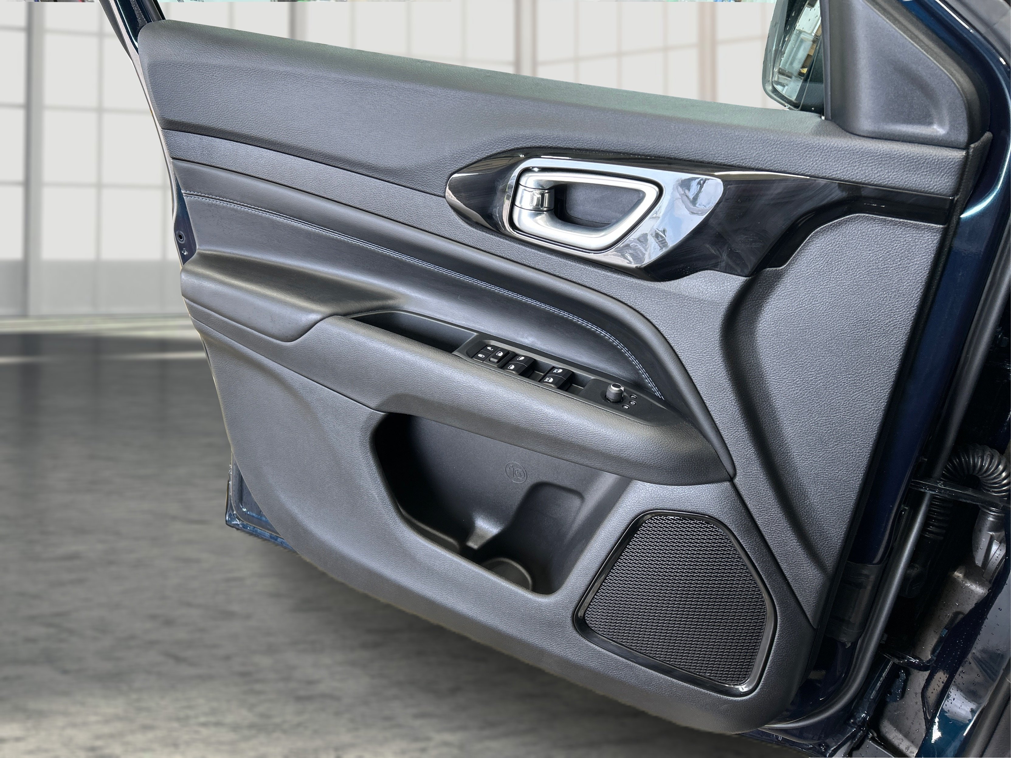 New 2026 Fathom Blue Pearl-Coat Exterior Paint Jeep Latitude image 18