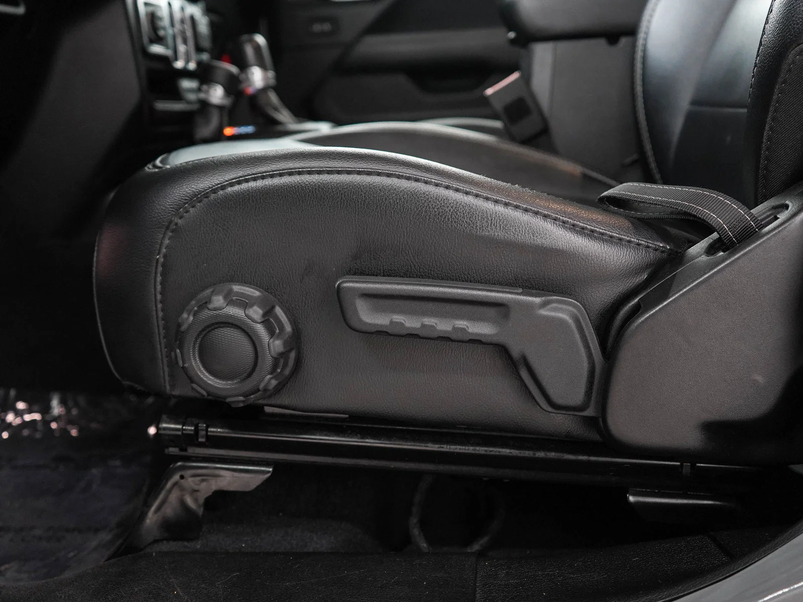 Used 2019 Sting-Gray Clearcoat Jeep Unlimited Sahara image 26