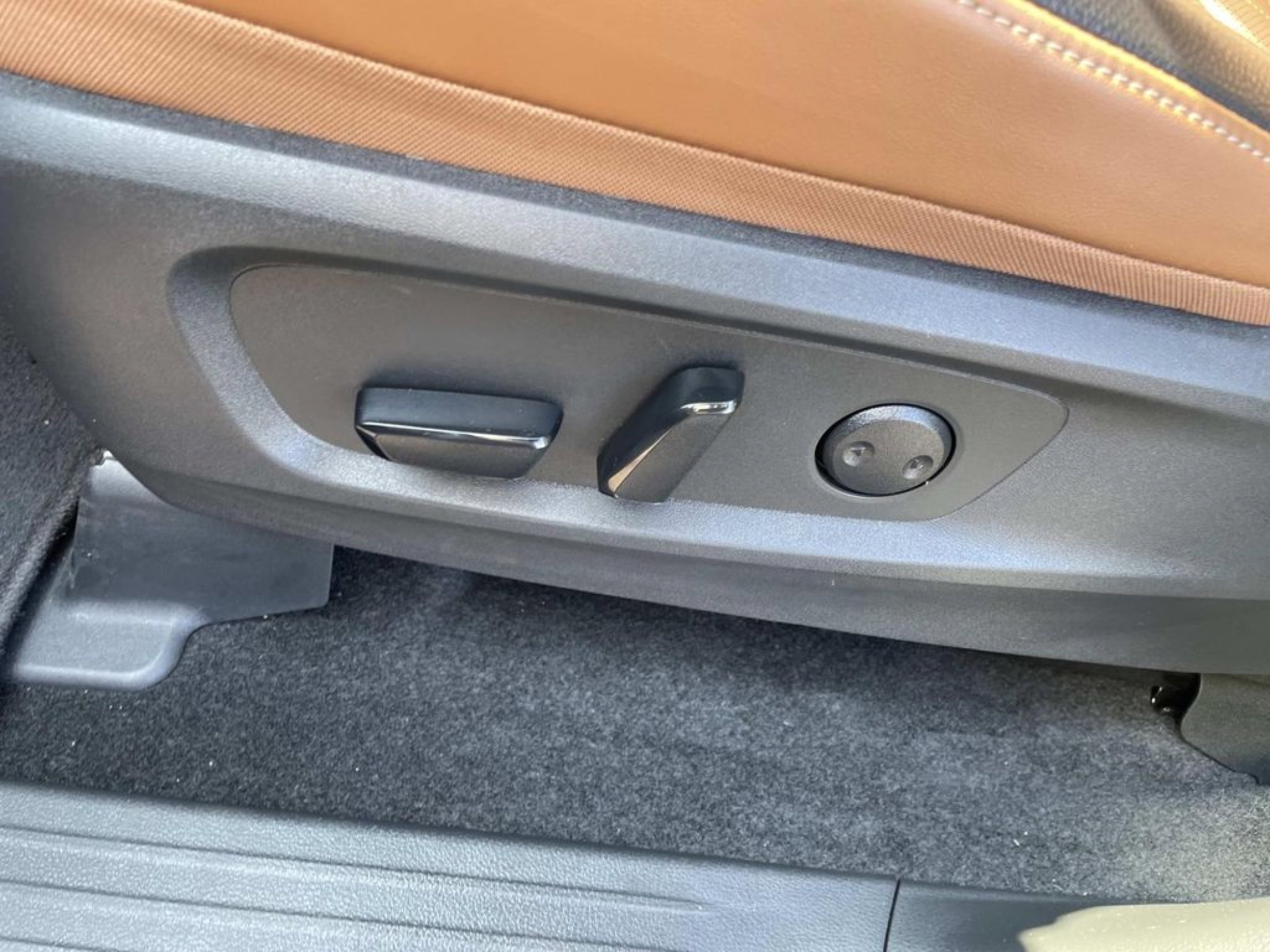 Used 2025 Gray Nissan Platinum image 24