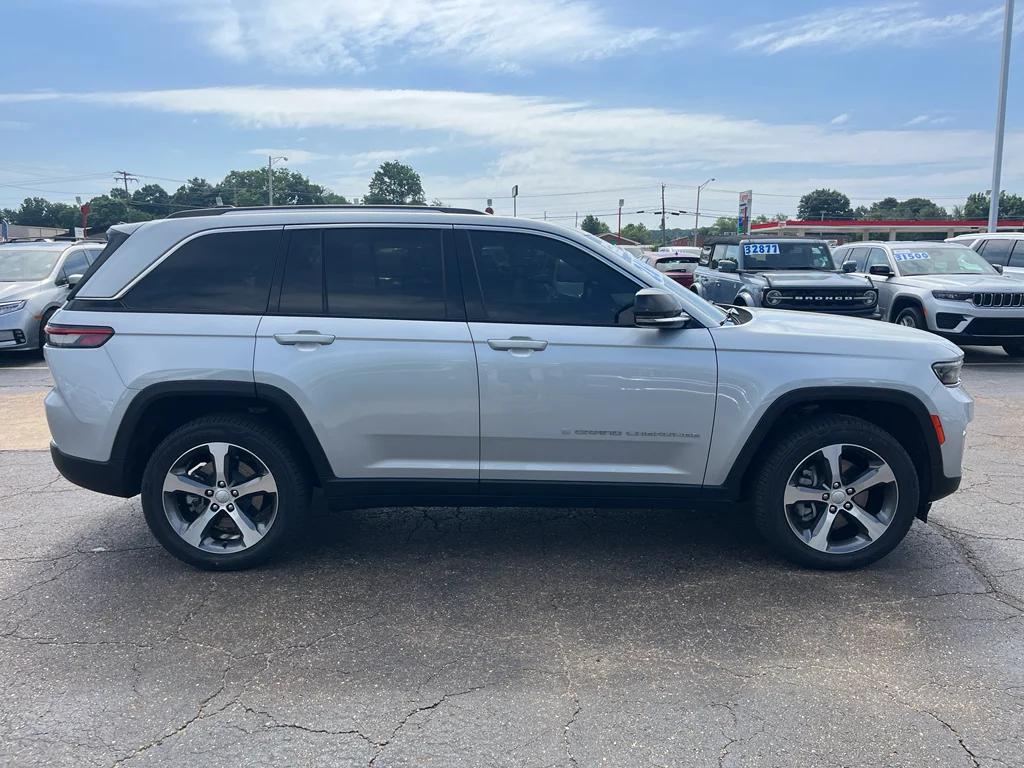 Used 2023 Silver Zynith Jeep 4xe image 4