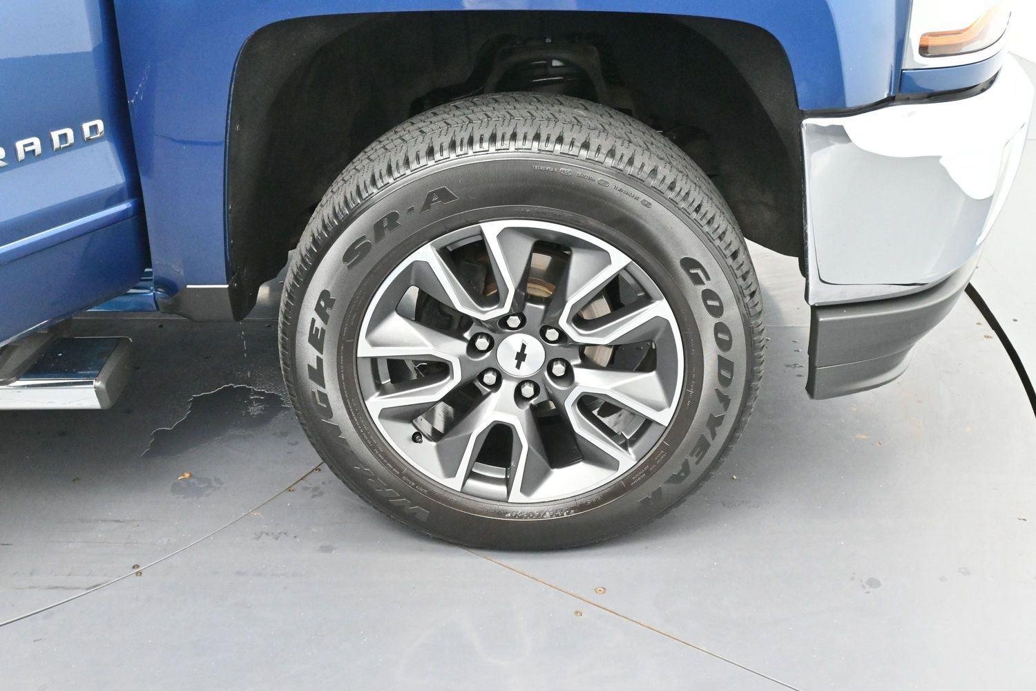 Used 2018 Deep Ocean Blue Metallic Chevrolet LT image 32