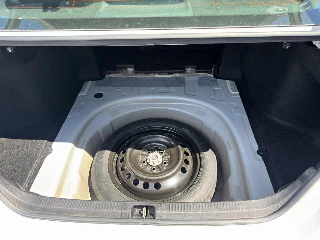 Used 2018 Super White Toyota XSE V6 image 18