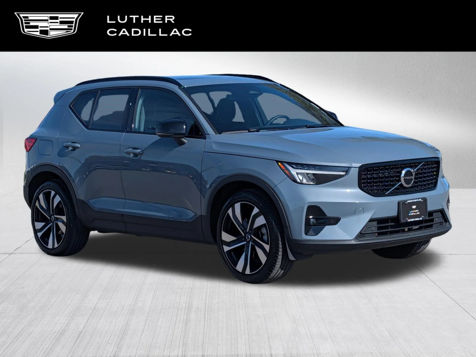 2023 Volvo XC40 B5 Plus Dark AWD's photo