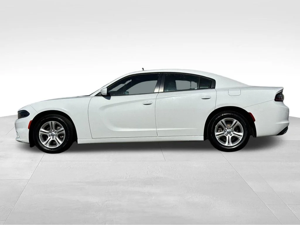Used 2022 White Dodge SXT RWD image 2