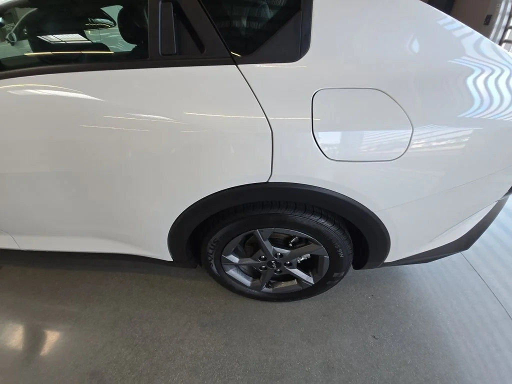 Used 2025 White Kia LXS image 26