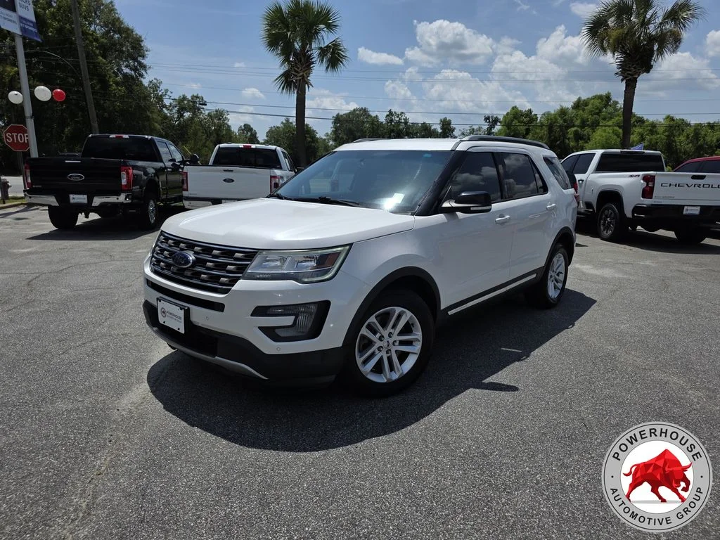 Used 2017 White Ford XLT image 1