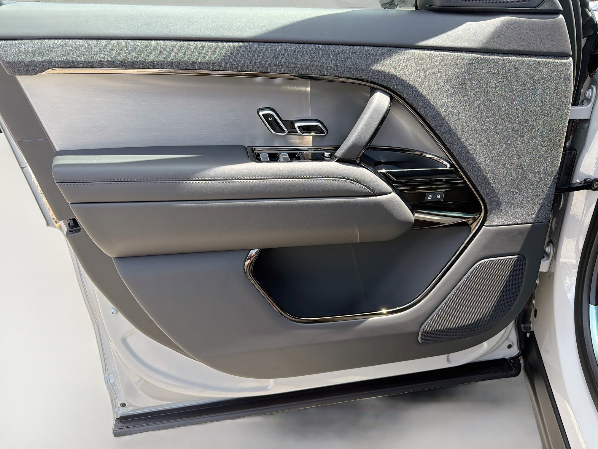 New 2027 Borasco Grey LAND ROVER  image 23