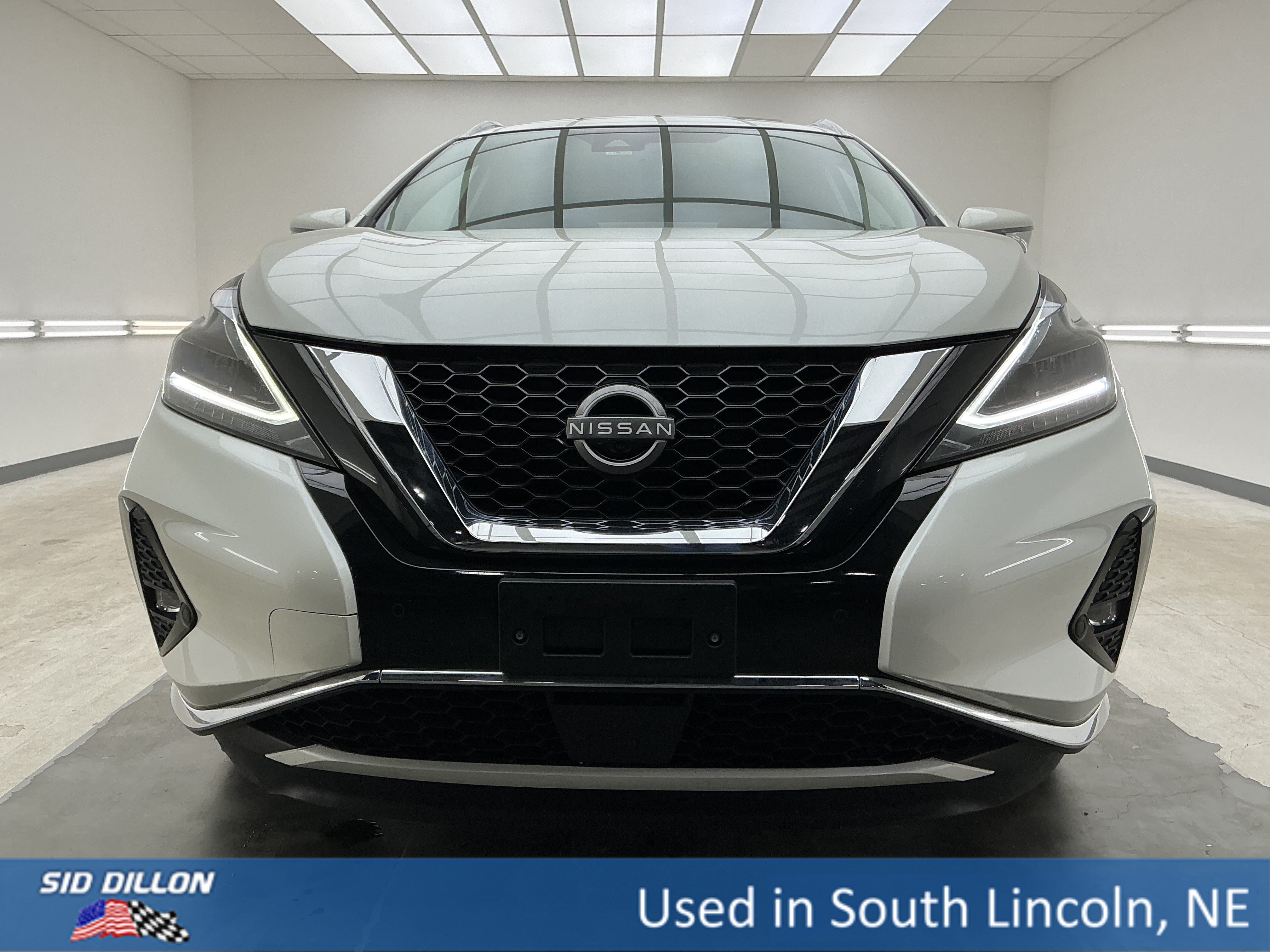 Used 2023 Pearl White Tricoat Nissan Platinum image 2