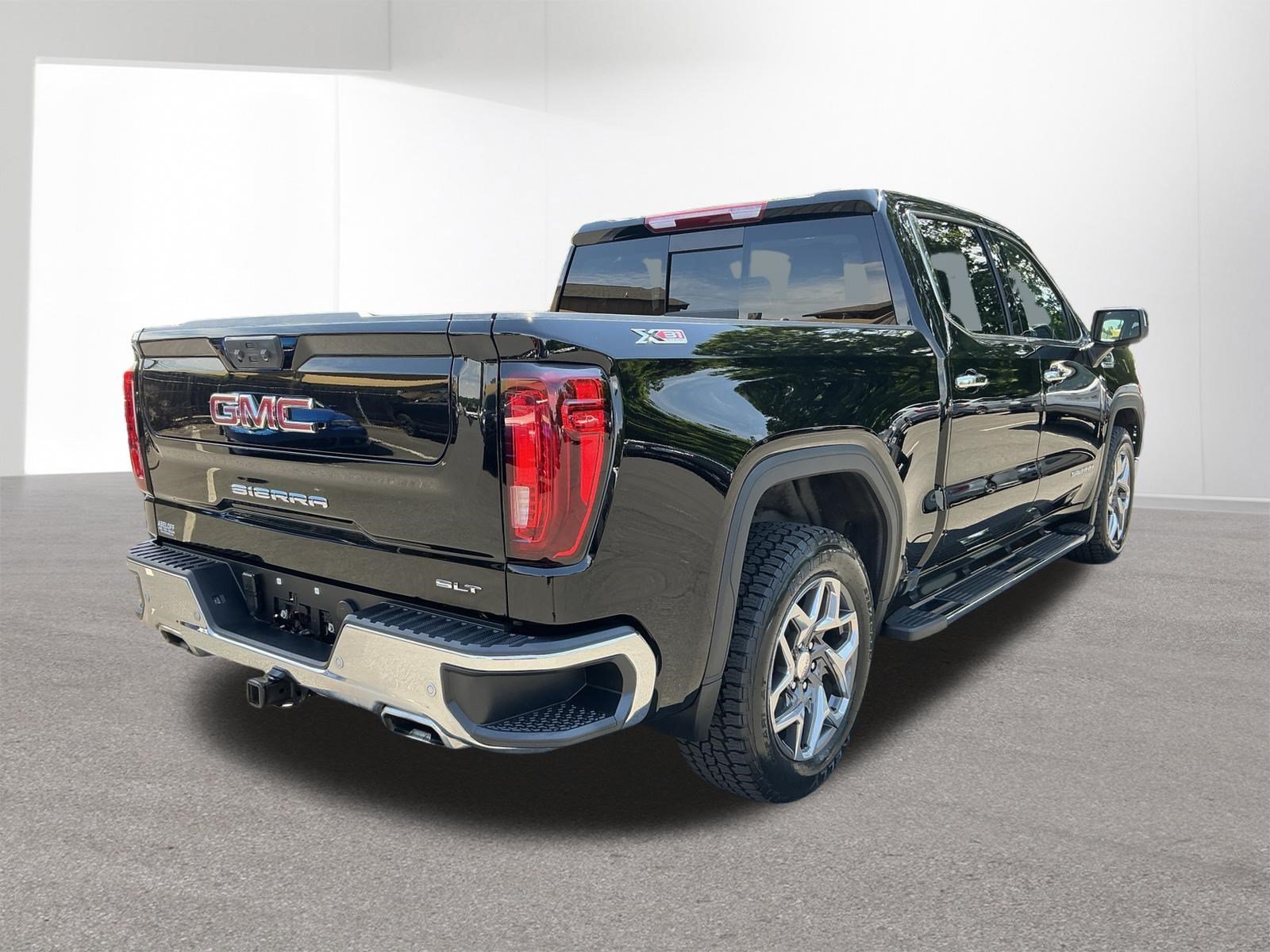 Used 2024 Onyx Black GMC SLT image 3