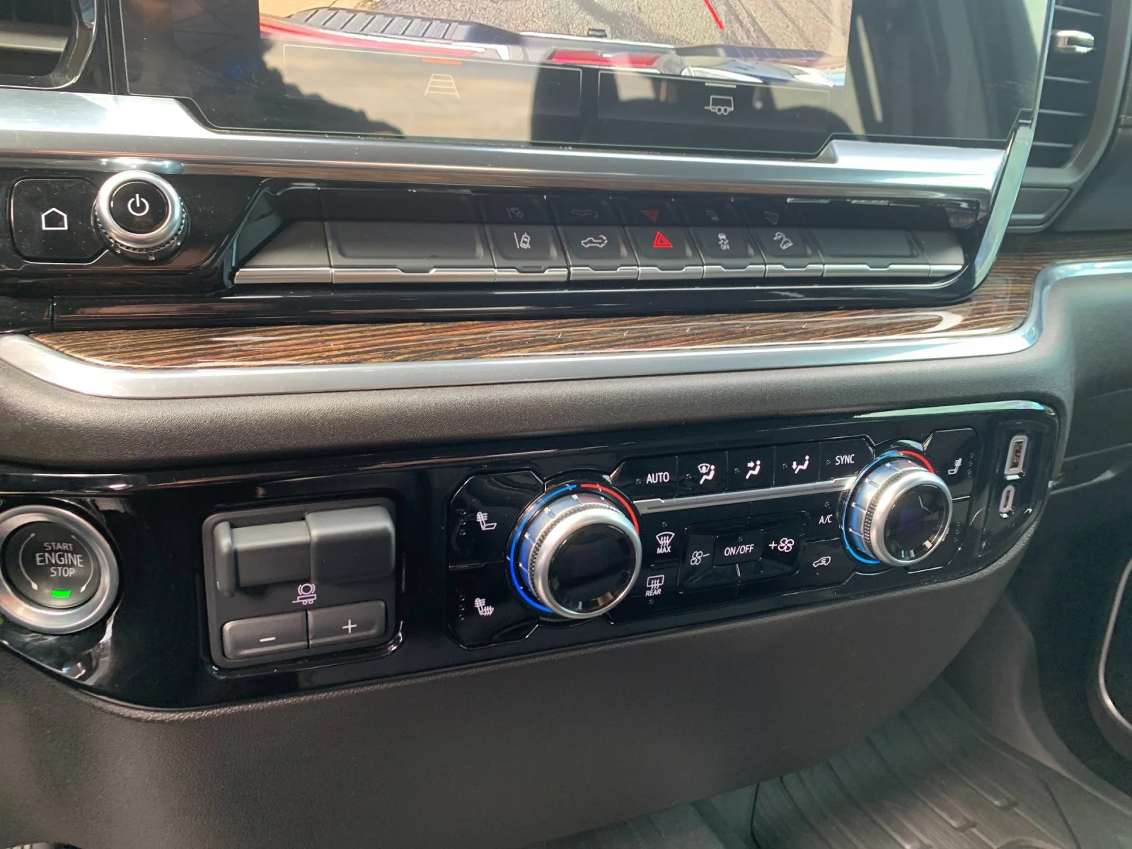 Used 2025 Summit White GMC SLE image 22