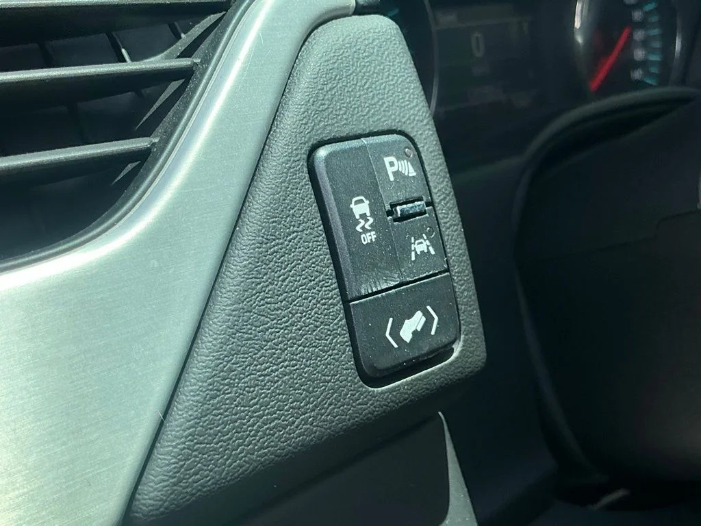 Used 2020 White GMC SLT image 27