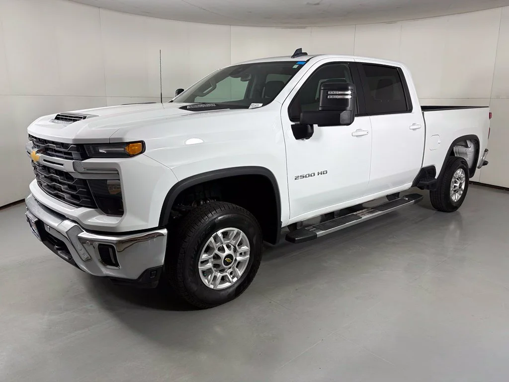 Used 2025 White Chevrolet LT image 5