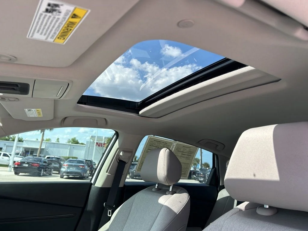 Used 2025 Platinum White Pearl Honda SE image 21