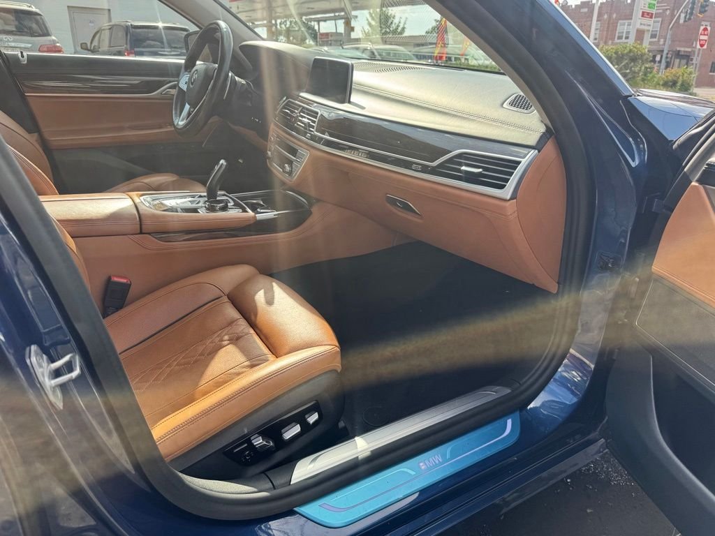 Used 2022 Blue BMW 750i xDrive image 27