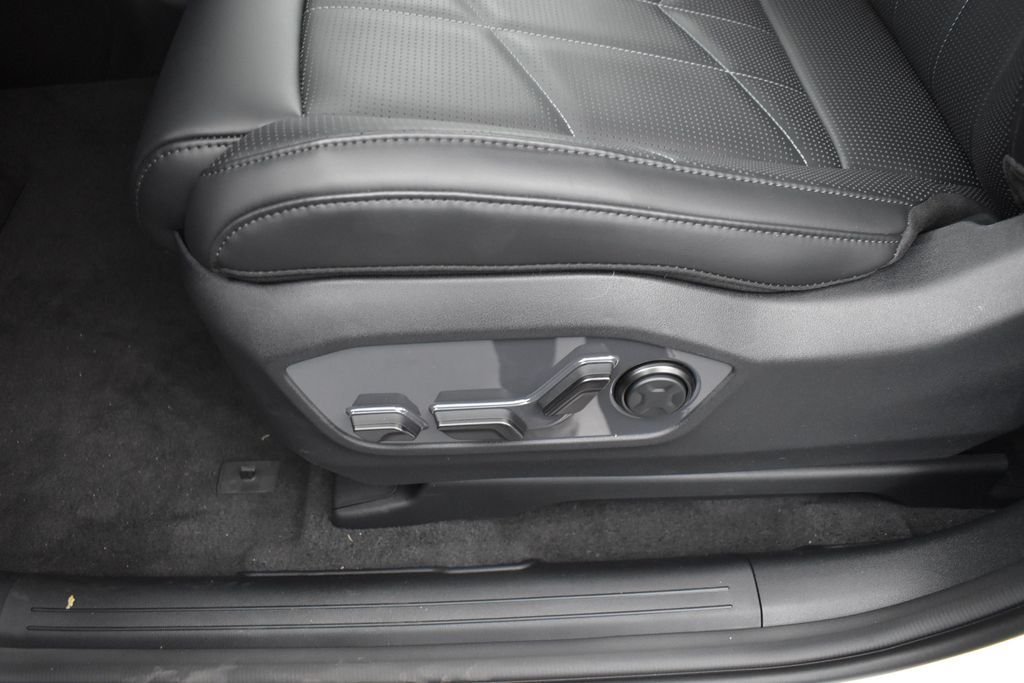New 2027 Glacial White Pearl Kia X-LINE SX image 8
