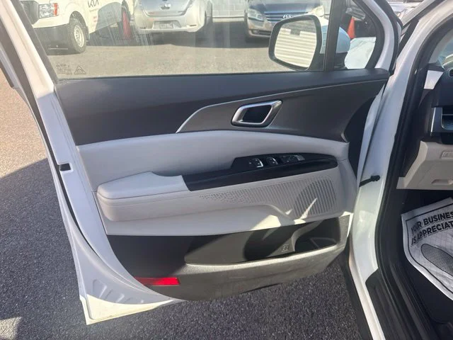Used 2022 White Kia LXS image 18