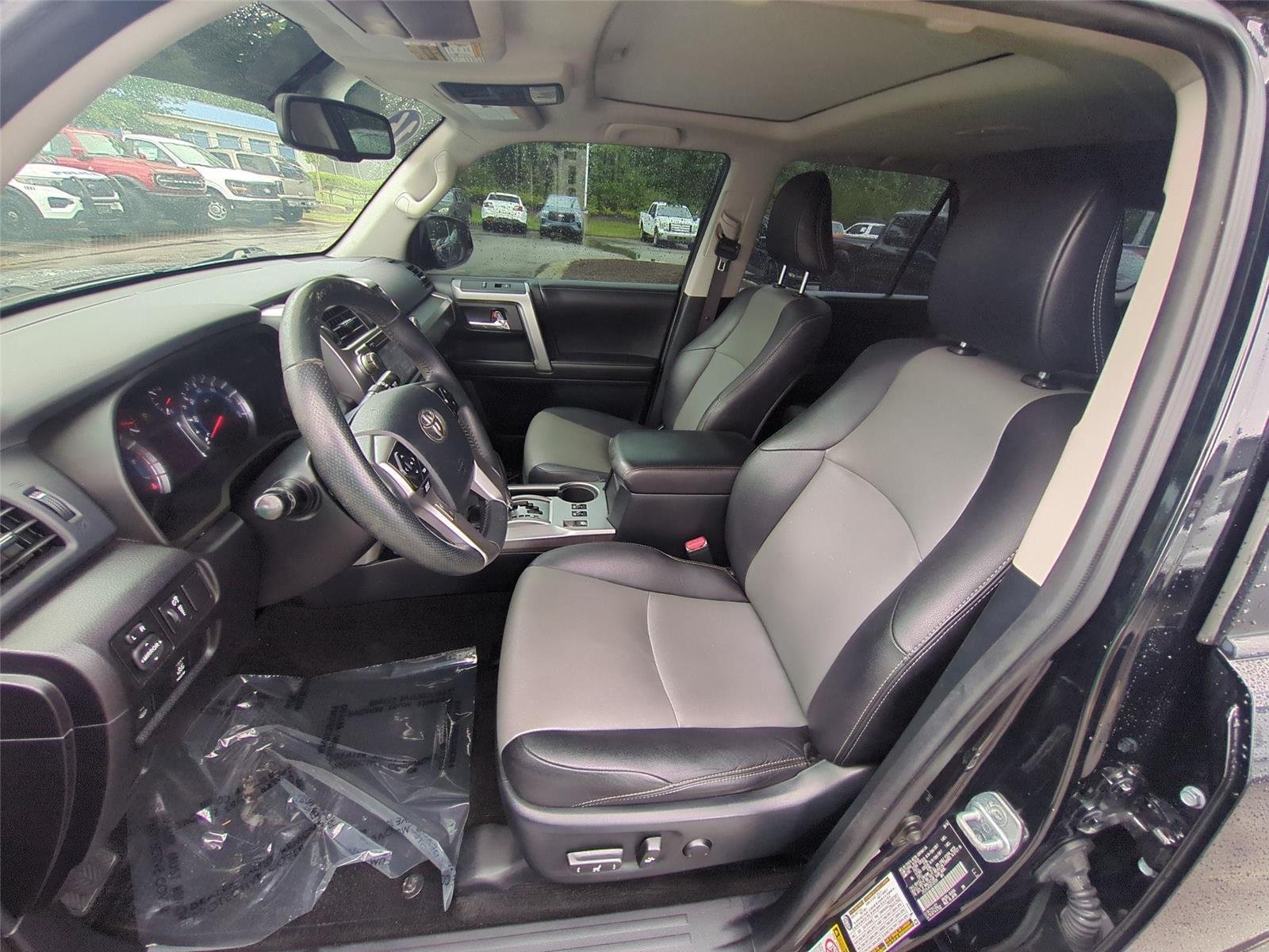 Used 2016 Midnight Black Metallic Toyota SR5 Premium image 18