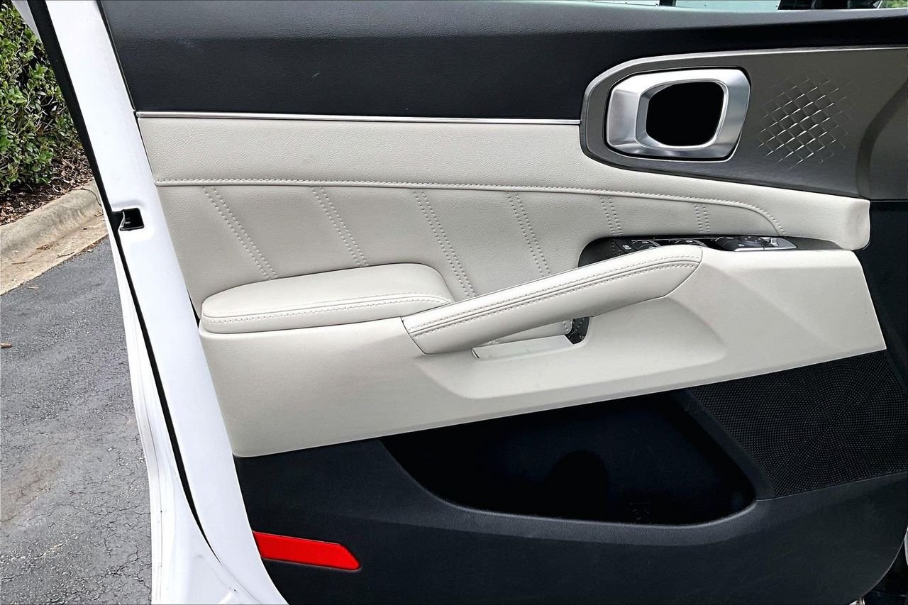 Used 2022 White Kia SX image 27