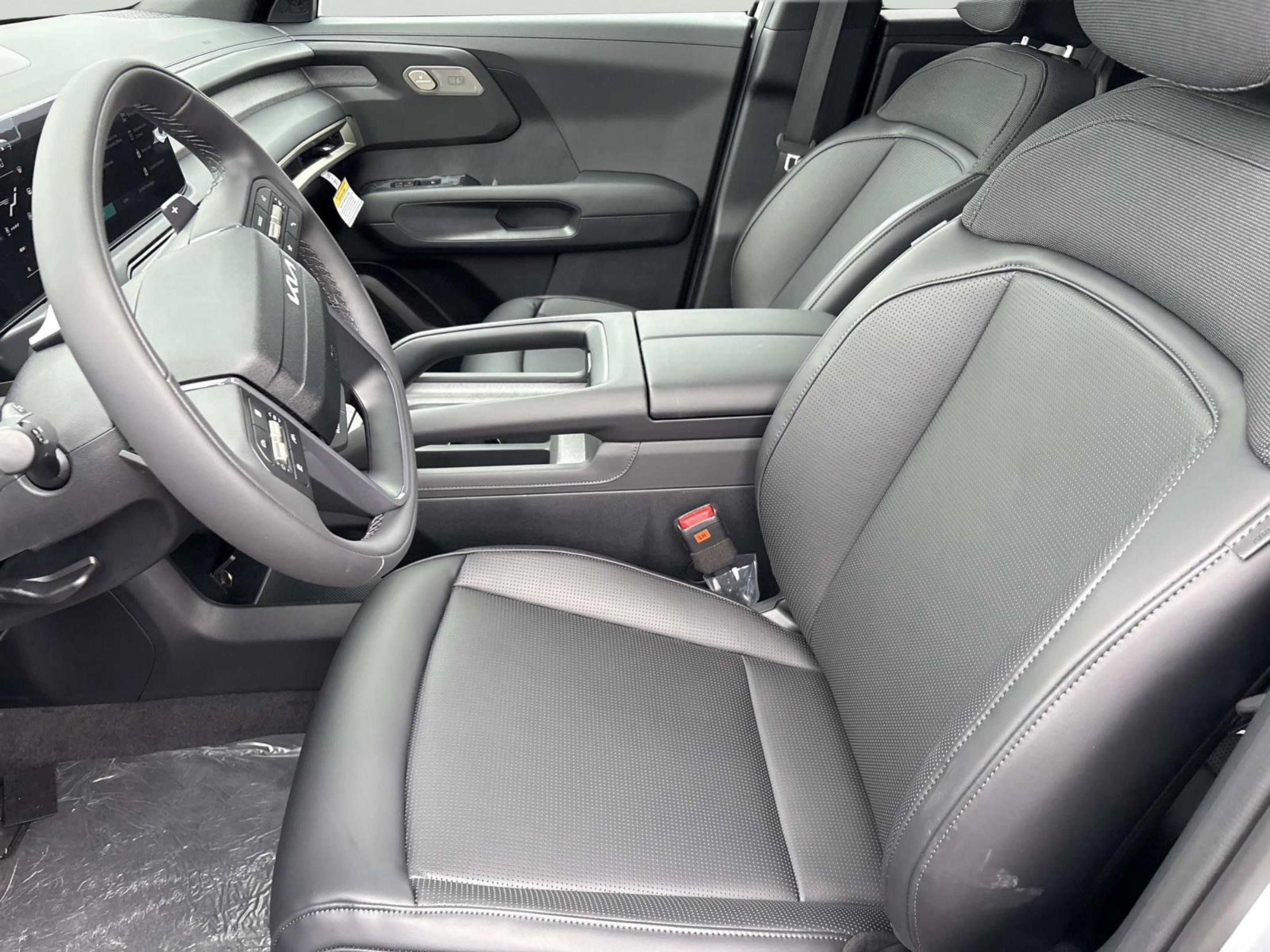 New 2027 Ivory Silver Kia S image 24