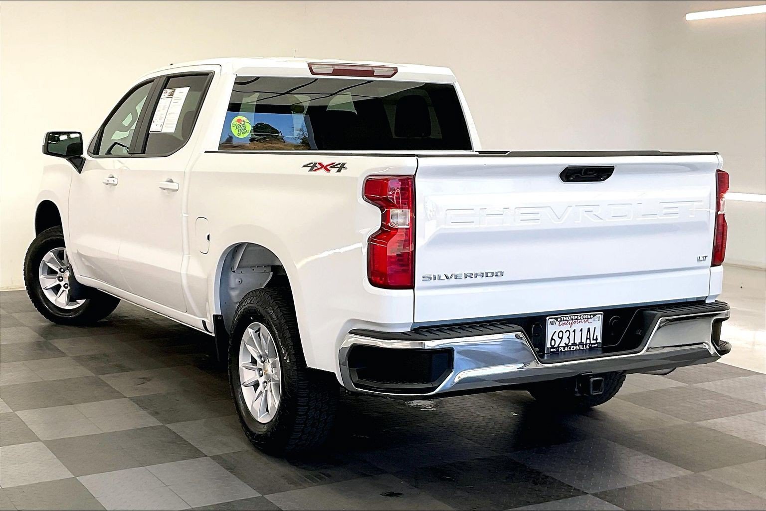 Used 2025 Summit White Chevrolet LT image 10