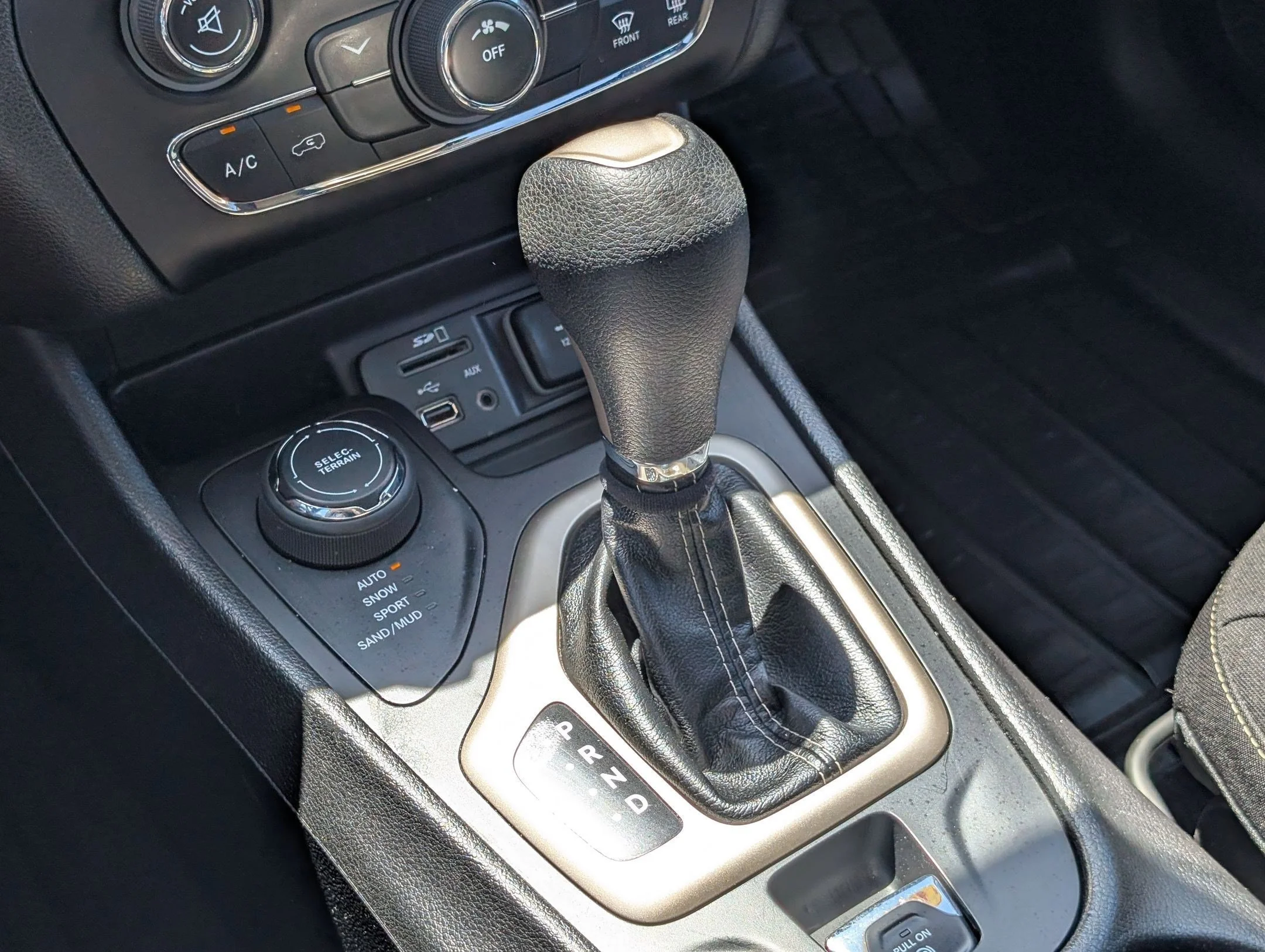 Used 2017 Granite Crystal Metallic Clearcoat Jeep Latitude image 22