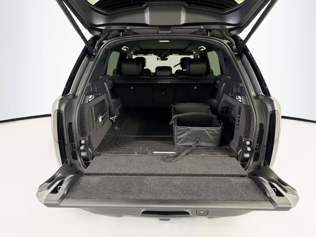 New 2026 Eiger Grey Land Rover SE image 27