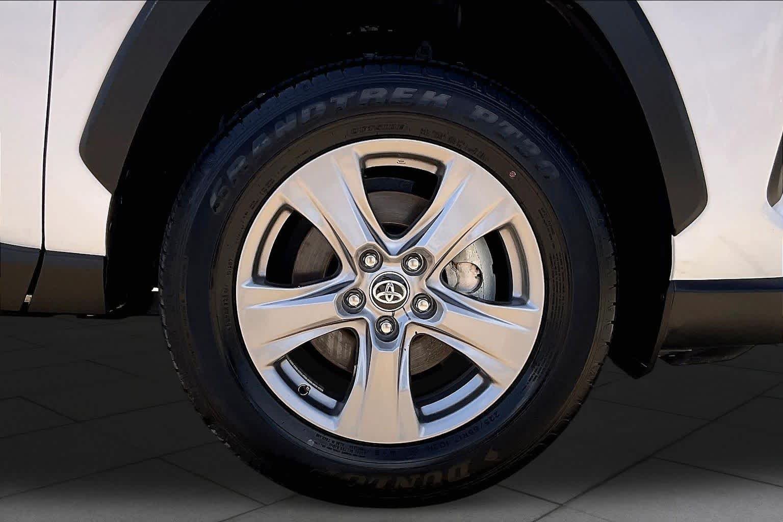 Used 2025 Ice Cap Toyota XLE image 11