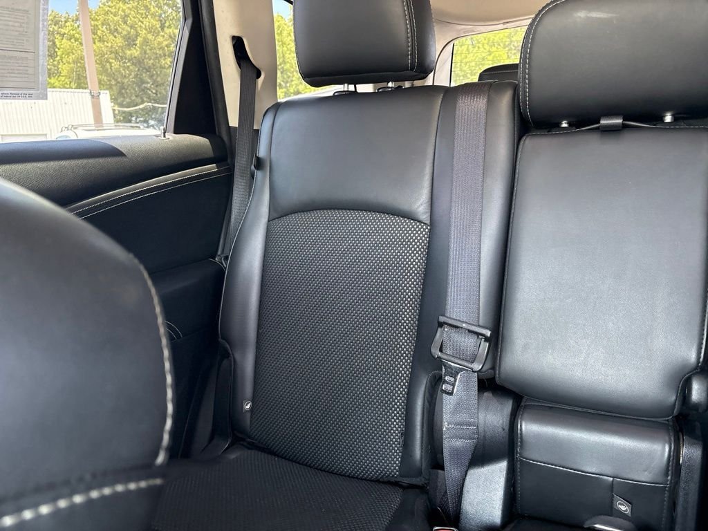 Used 2015 White Dodge Crossroad image 11