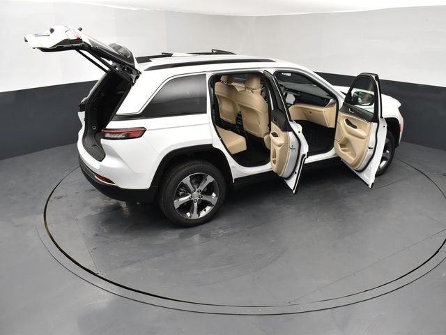 New 2026 Bright White Clear-Coat Exterior Paint Jeep Limited image 30