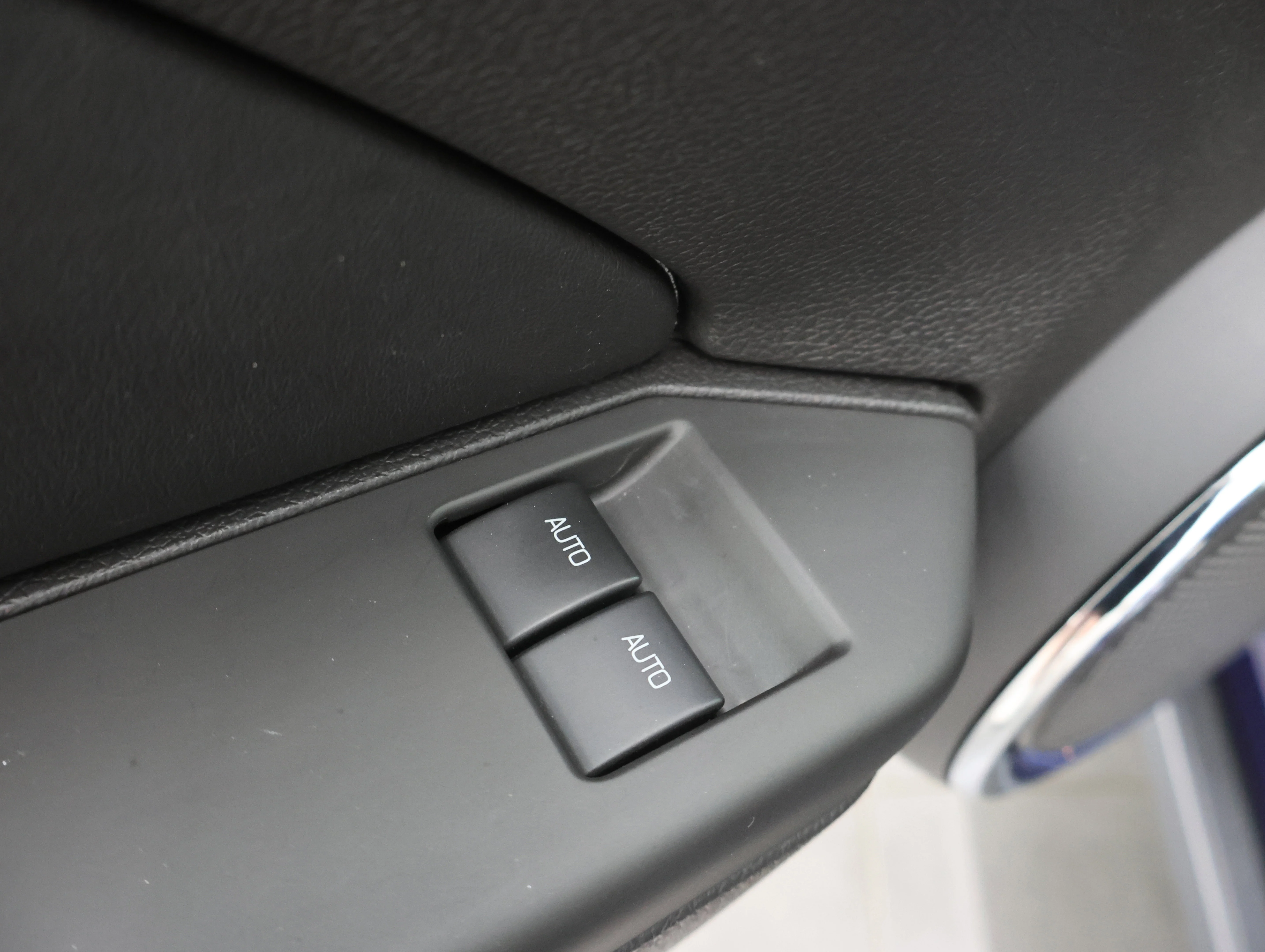 Used 2010 Kona Blue Metallic Ford GT Premium image 35