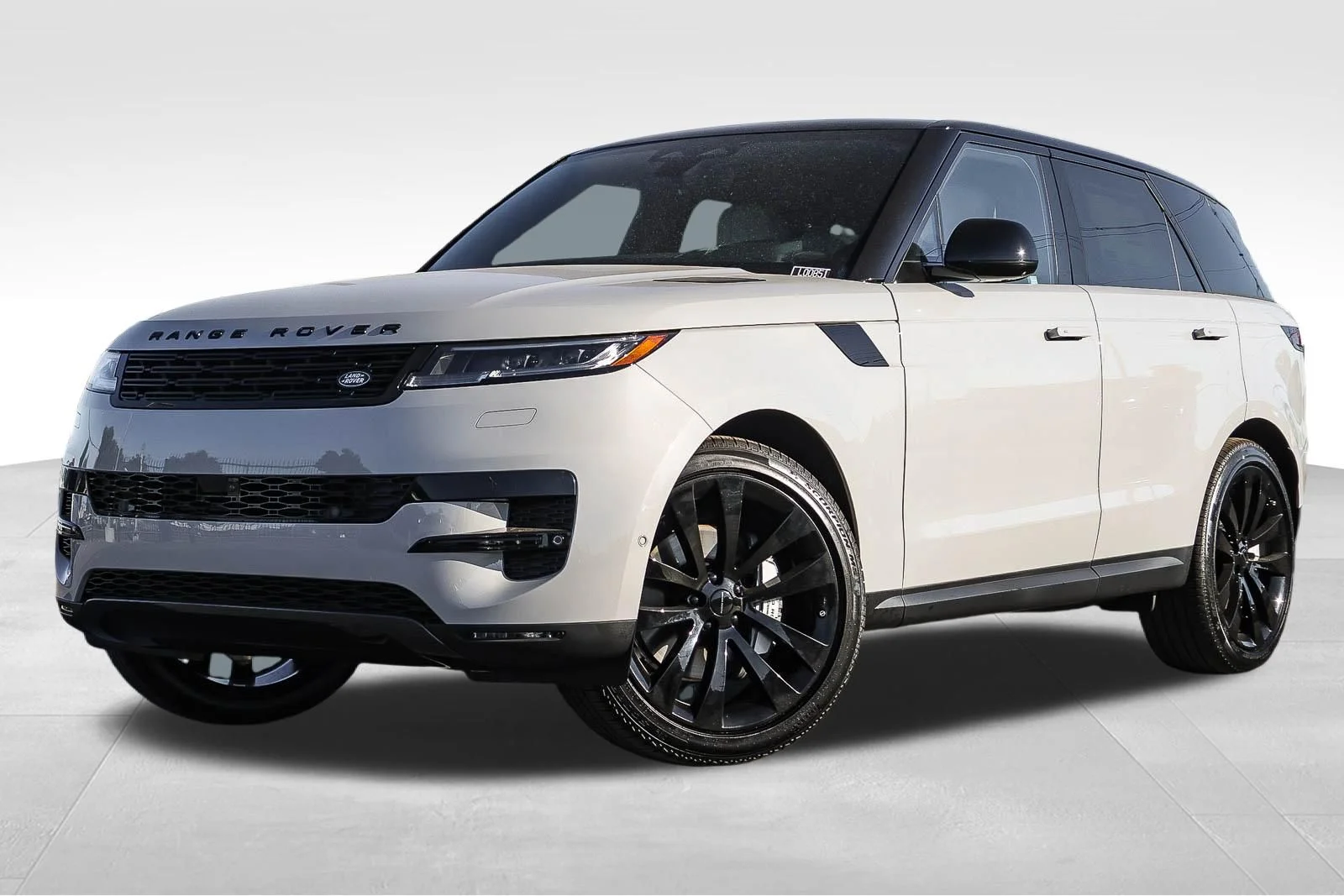 New 2026 Borasco Grey Land Rover SE image 1