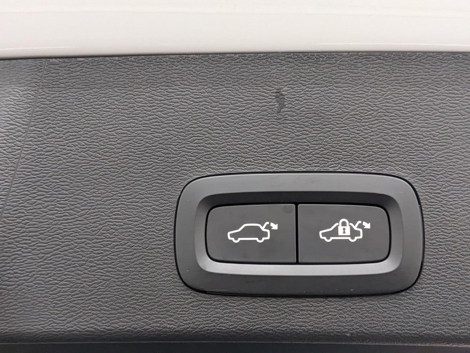 2024 Volvo XC40 Core photo 2