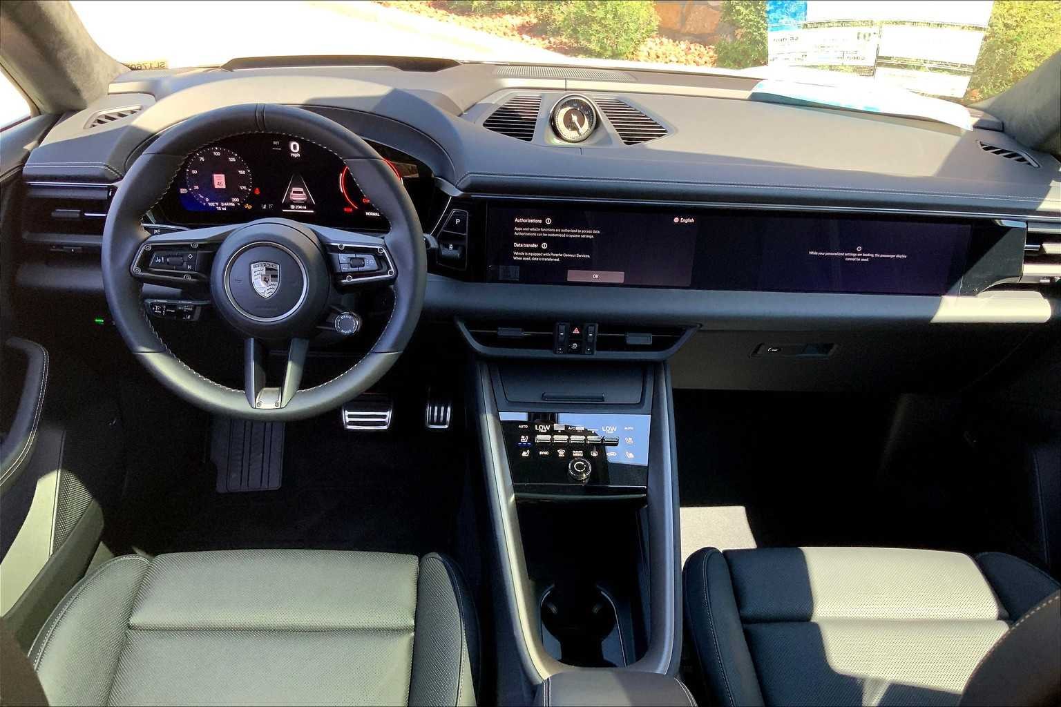 2025 Porsche Macan Turbo Electric - Photo 13