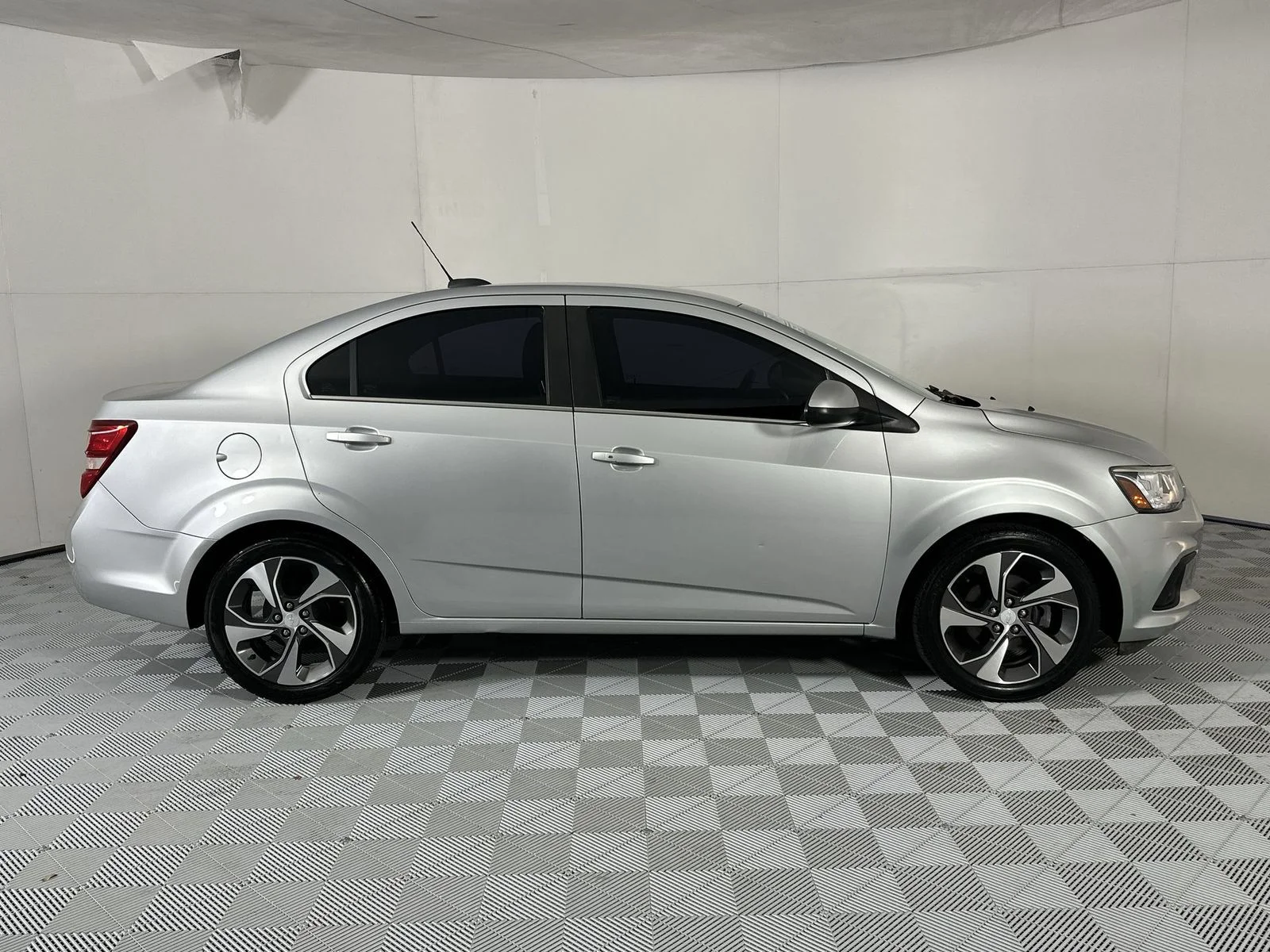 Used 2019 Silver Chevrolet Premier image 9