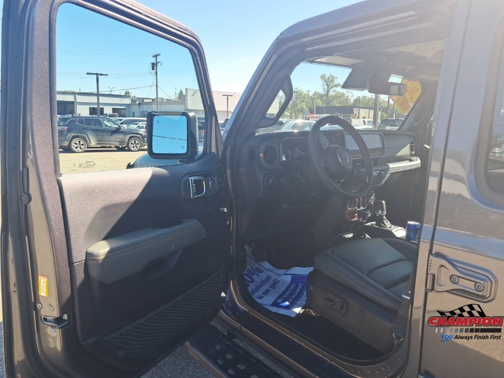 Used 2025 Gray Jeep Mojave image 11