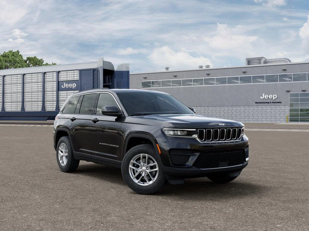 New 2026 Diamond Black Crystal Pearl-Coat Exterior Paint Jeep Laredo X image 5