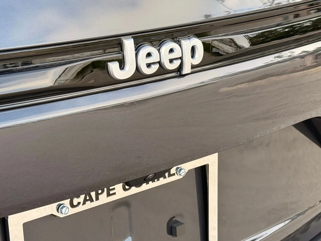 New 2026 Baltic Gray Metallic Clear-Coat Exterior Paint Jeep Limited image 34