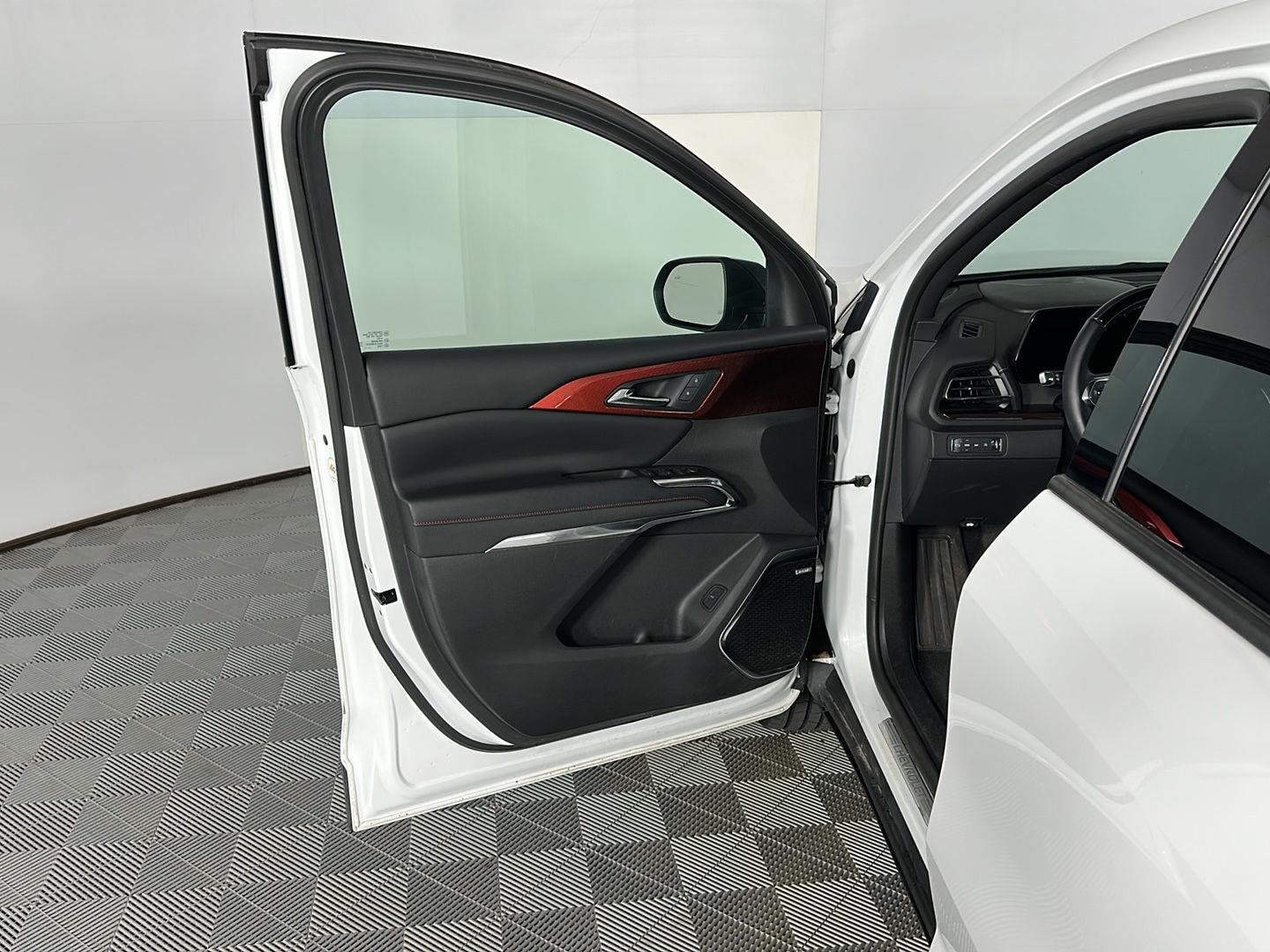 Used 2024 Summit White Chevrolet AWD Z71 image 20