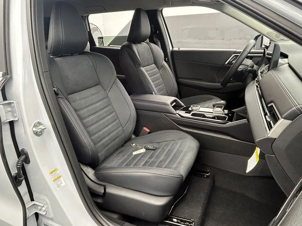 New 2026 Diamond White Mitsubishi SE image 51