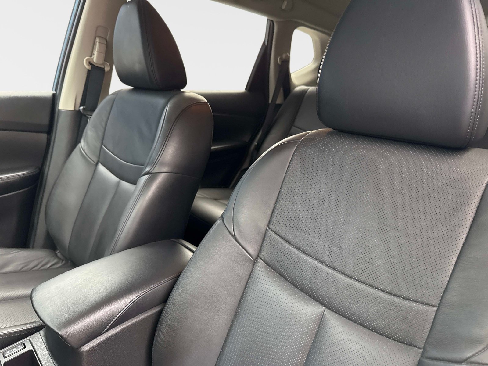 Used 2014 Graphite Blue Nissan SL image 21