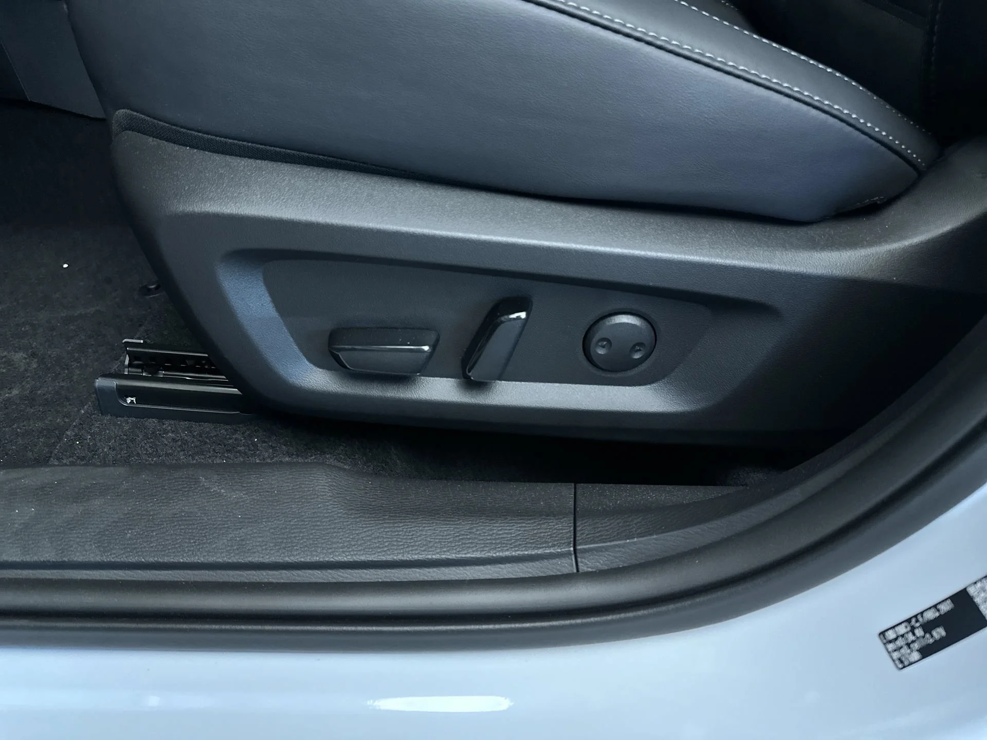 New 2026 White Diamond/Black Roof Mitsubishi Trail Edition image 13