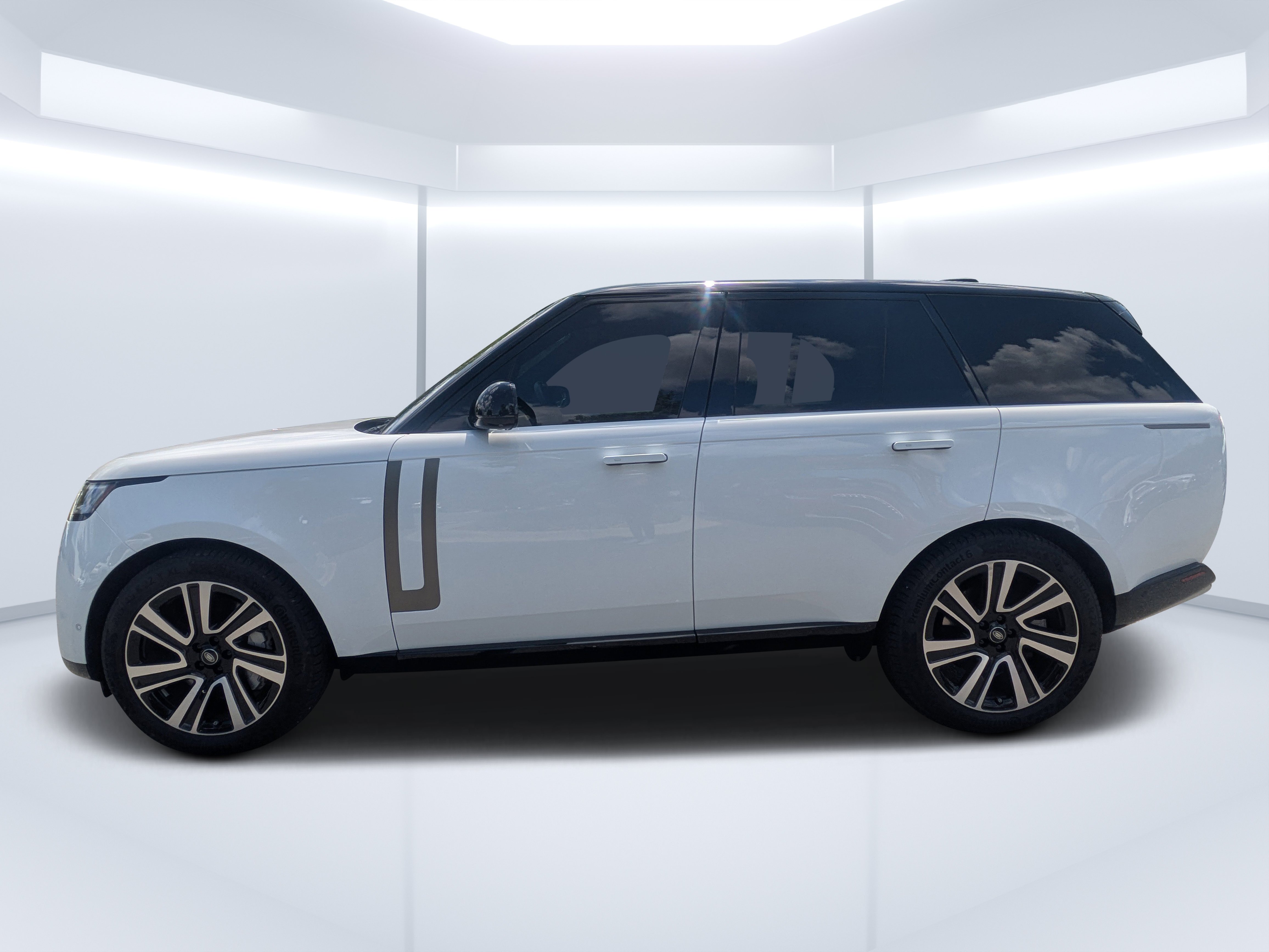 Used 2023 Fuji White Land Rover SE image 6