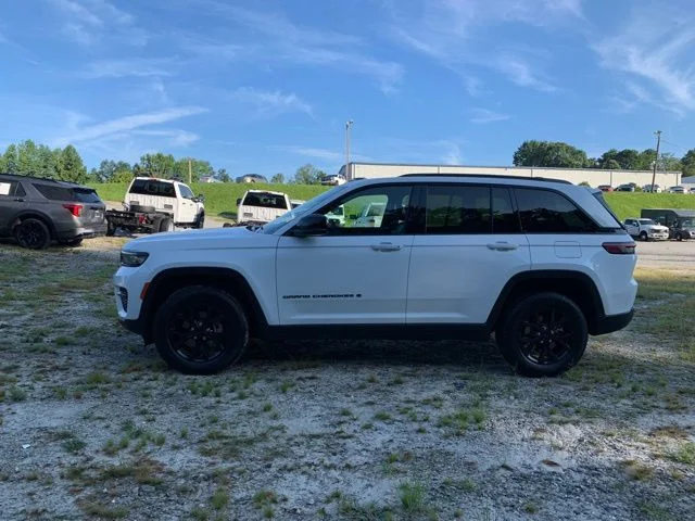 Used 2025 White Jeep Altitude image 5