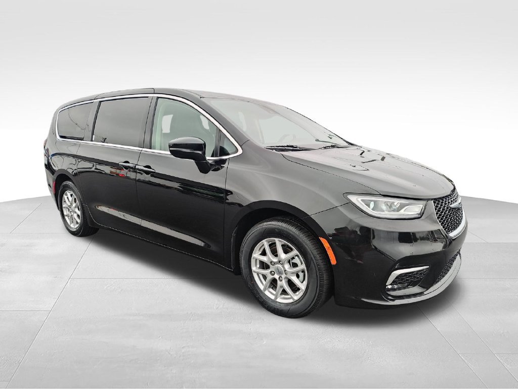 Used 2024 Black Chrysler Touring L image 7