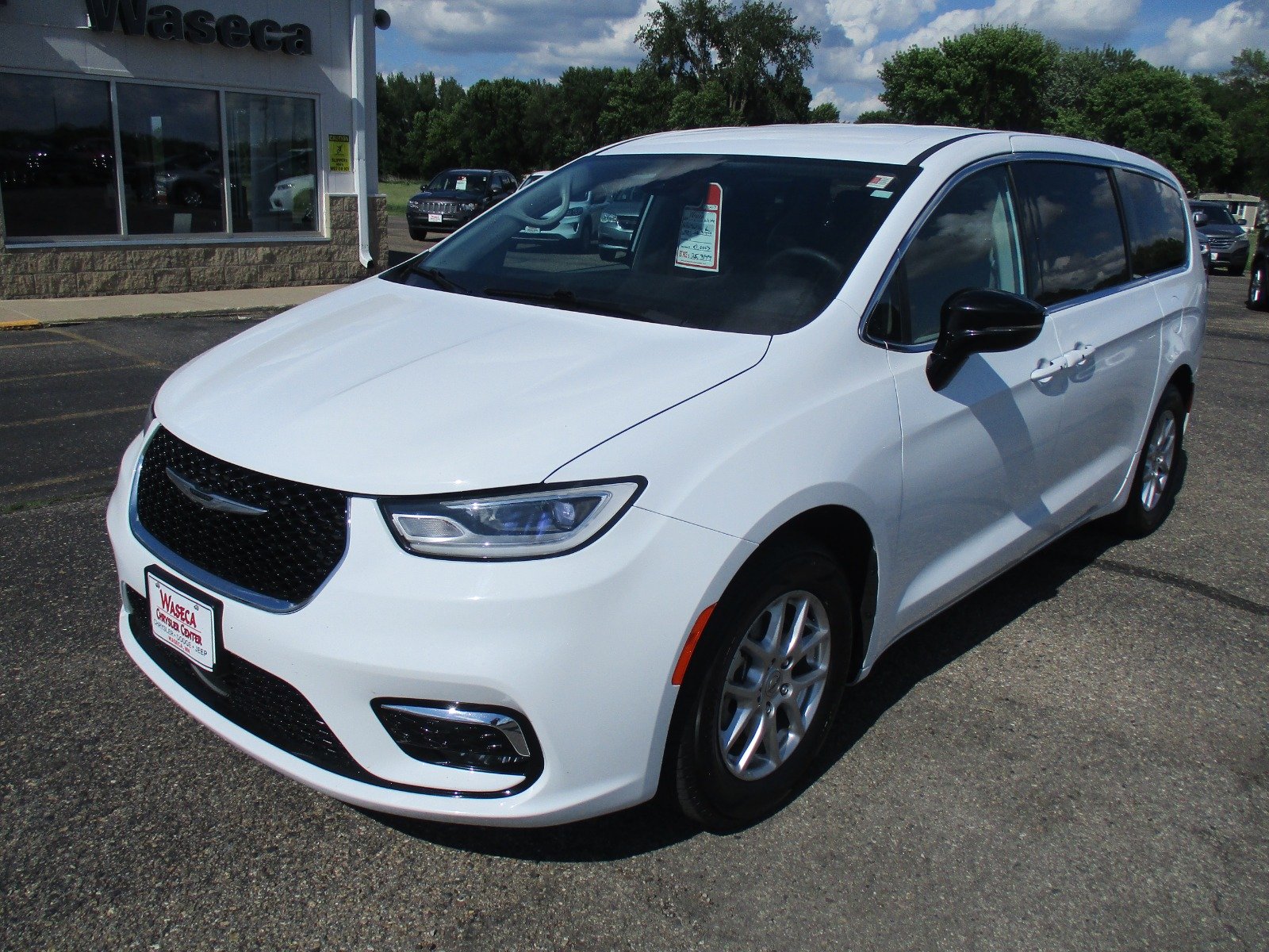 2024 Chrysler Pacifica Touring L's photo
